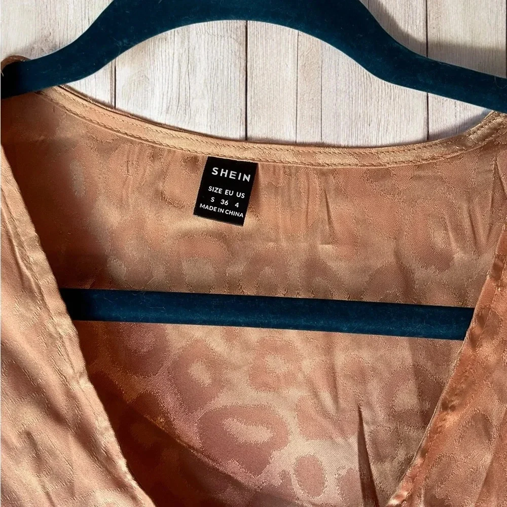 Shein leopard front tie crop top (B9) - Picture 2 of 4